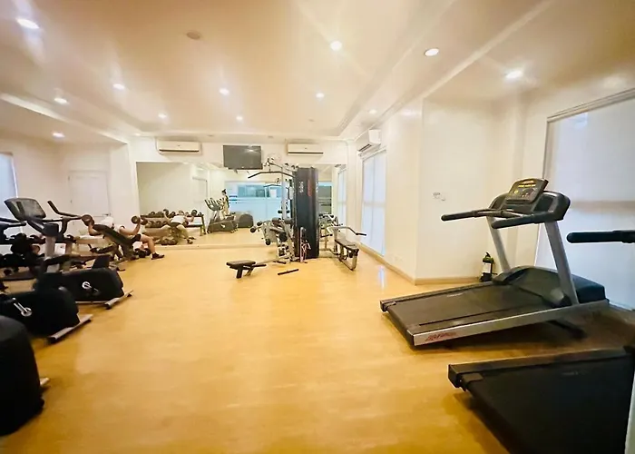 Unwind Oasis Two Bedroom Free Pool Access Manila